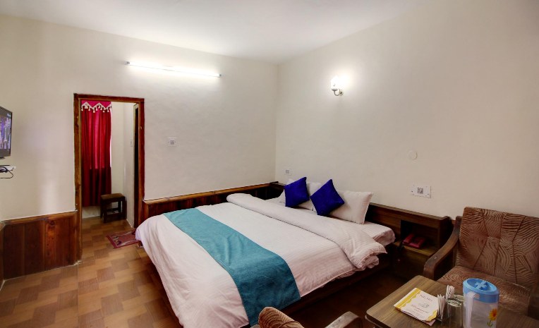 Super Deluxe Room, Hotel Thakur